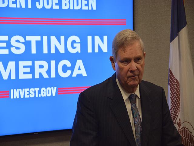 Agriculture Secretary Tom Vilsack takes a question from a reporter at the Iowa Renewable Fuels Summit. Vilsack said Congress could find a way to use the Commodity Credit Corp. to help boost reference prices for farmers without taking away conservation dollars. (DTN photo by Chris Clayton)