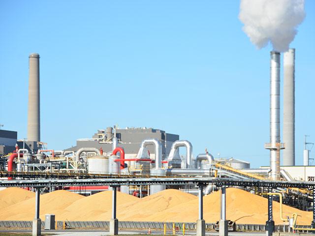 The Southwest Iowa Renewable Energy LLC (SIRE) ethanol plant just south of Council Bluffs, Iowa, in December 2021. SIRE has filed a lawsuit against Bunge North America Inc., claiming breach of contract for poorly marketing SIRE's ethanol. (DTN file photo by Chris Clayton)