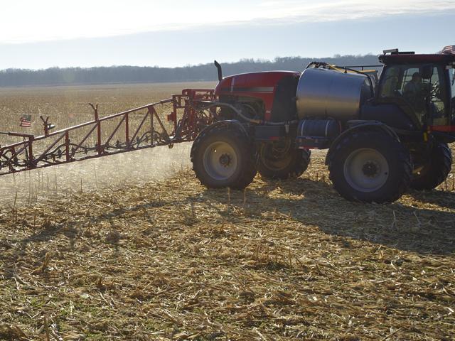 If you want your nitrogen to stay where you put it, it's best to wait on lower soil temperatures when applying anhydrous ammonia. (DTN file photo)